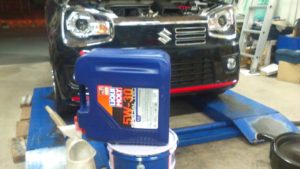 スズキ アルト ターボrsのエンジンオイル交換 埼玉県入間郡 坂戸市で車のタイヤ交換 オイル交換なら ストラーダ